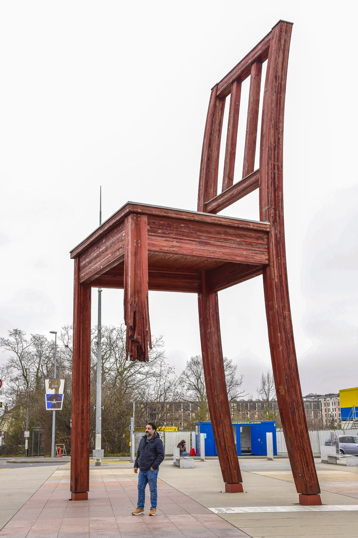 Скульптура Broken Chair на площади Наций в Женеве